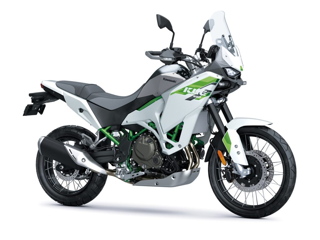 Kawasaki KLE 650 offiziell: Mehr Reise als Rallye trotz 21-Zoll-Vorderrad 6 Kawasaki KLE650 SE in Pearl Blizzard White mit grünem Gitterrohrrahmen, Studioaufnahme schräg von vorn rechts
