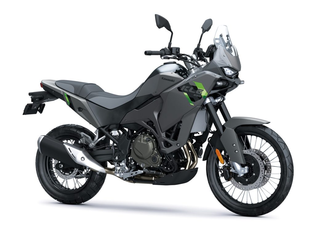 Kawasaki KLE 650 offiziell: Mehr Reise als Rallye trotz 21-Zoll-Vorderrad 1 Kawasaki KLE650 in Metallic Matte Graphenesteel Gray mit grünen Akzenten, Studioaufnahme schräg von vorn rechts