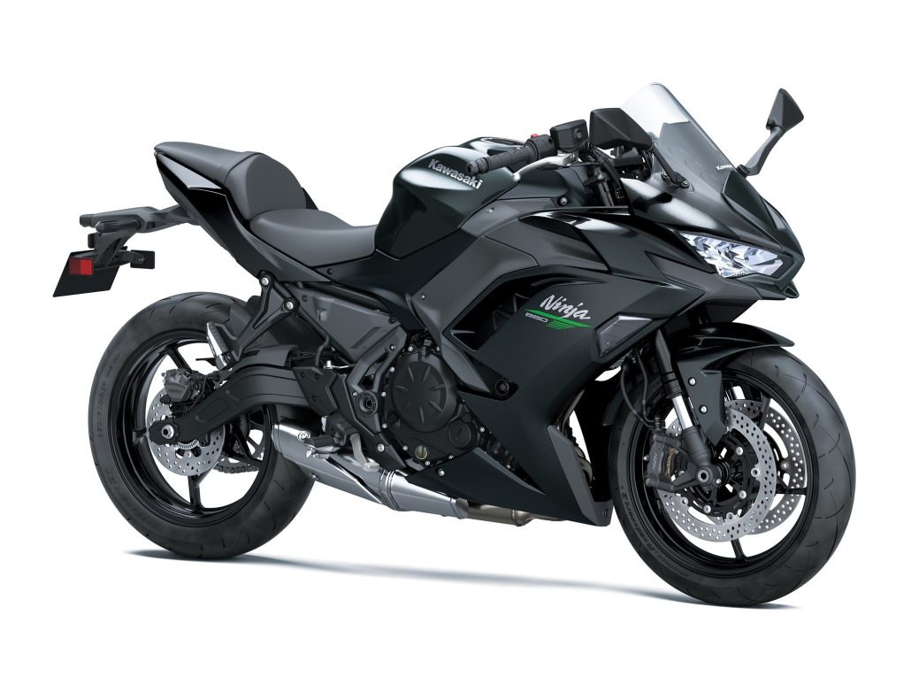 Kawasaki Ninja 650 2027: Neue Gabel und Bremsen statt nur neuer Farben 4 Kawasaki Ninja 650 2027 in Metallic Flat Spark Black / Metallic Carbon Gray mit grünen Akzenten, Studioaufnahme schräg von vorn rechts