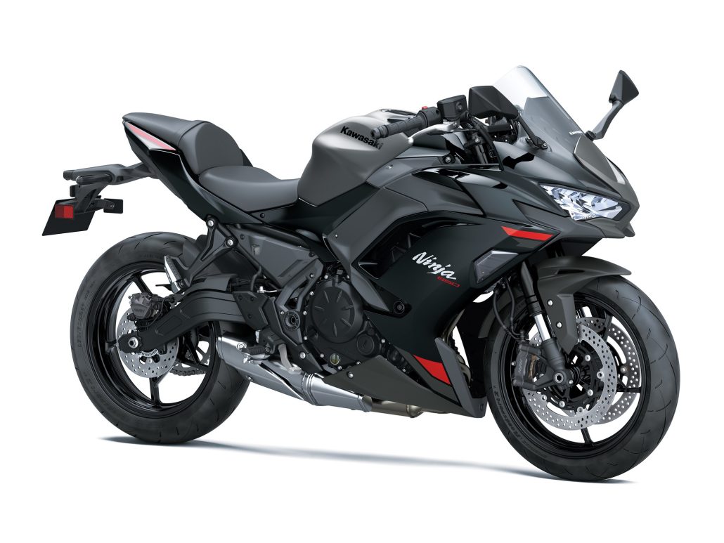 Kawasaki Ninja 650 2027: Neue Gabel und Bremsen statt nur neuer Farben 5 Kawasaki Ninja 650 2027 in Metallic Matte Graphenesteel Gray / Metallic Spark Black mit roten Akzenten, Studioaufnahme schräg von vorn rechts