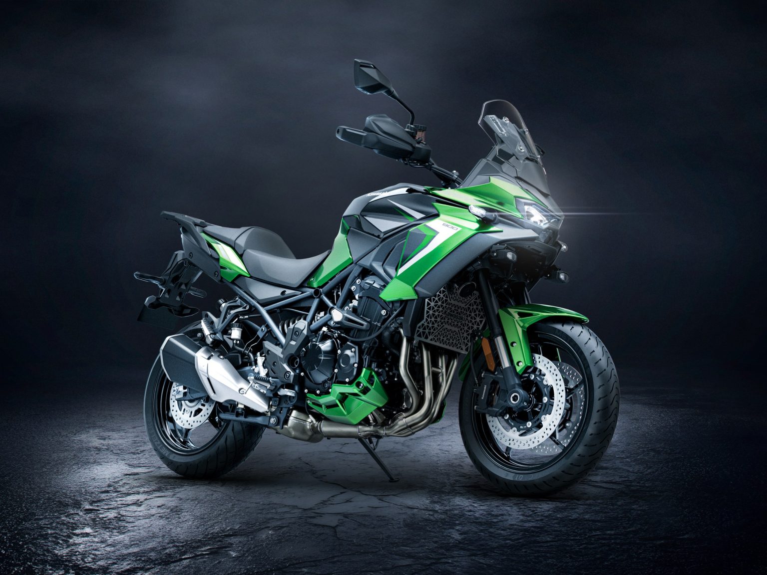 Kawasaki Versys 900: Z900 four-cylinder and radar close the Versys gap Kawasaki Versys 900 SE 2027 in Plasma Lime Green / Metallic Spark Black, Studioaufnahme schräg von vorne rechts vor dunklem Hintergrund mit leuchtendem LED-Scheinwerfer