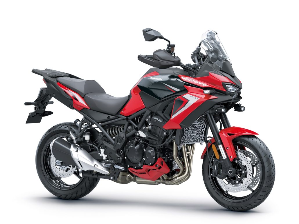 Kawasaki Versys 900: Z900 four-cylinder and radar close the Versys gap 3 Kawasaki Versys 900 SE 2027 in Firecracker Red / Metallic Carbon Gray, Seitenansicht von rechts mit Handprotektoren, Kühlerschutzgitter und Motorspoiler