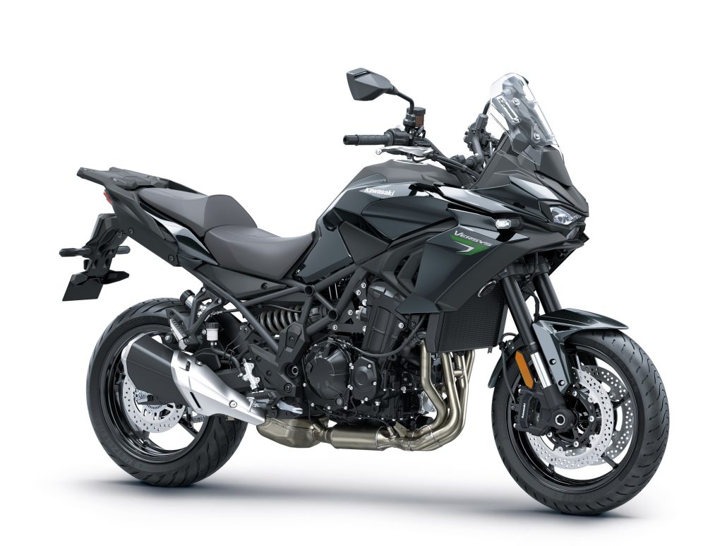 Kawasaki Versys 900: Z900 four-cylinder and radar close the Versys gap 1 Kawasaki Versys 900 2027 in Metallic Spark Black, Seitenansicht von rechts mit Gitterrohrrahmen, 948-cm³-Reihenvierzylinder und verstellbarem Windschild