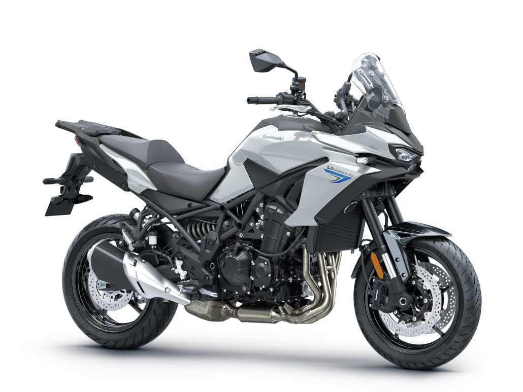Kawasaki Versys 900: Z900 four-cylinder and radar close the Versys gap 4 Kawasaki Versys 900 2027 in Pearl Robotic White mit blauem Versys-Schriftzug, Seitenansicht von rechts