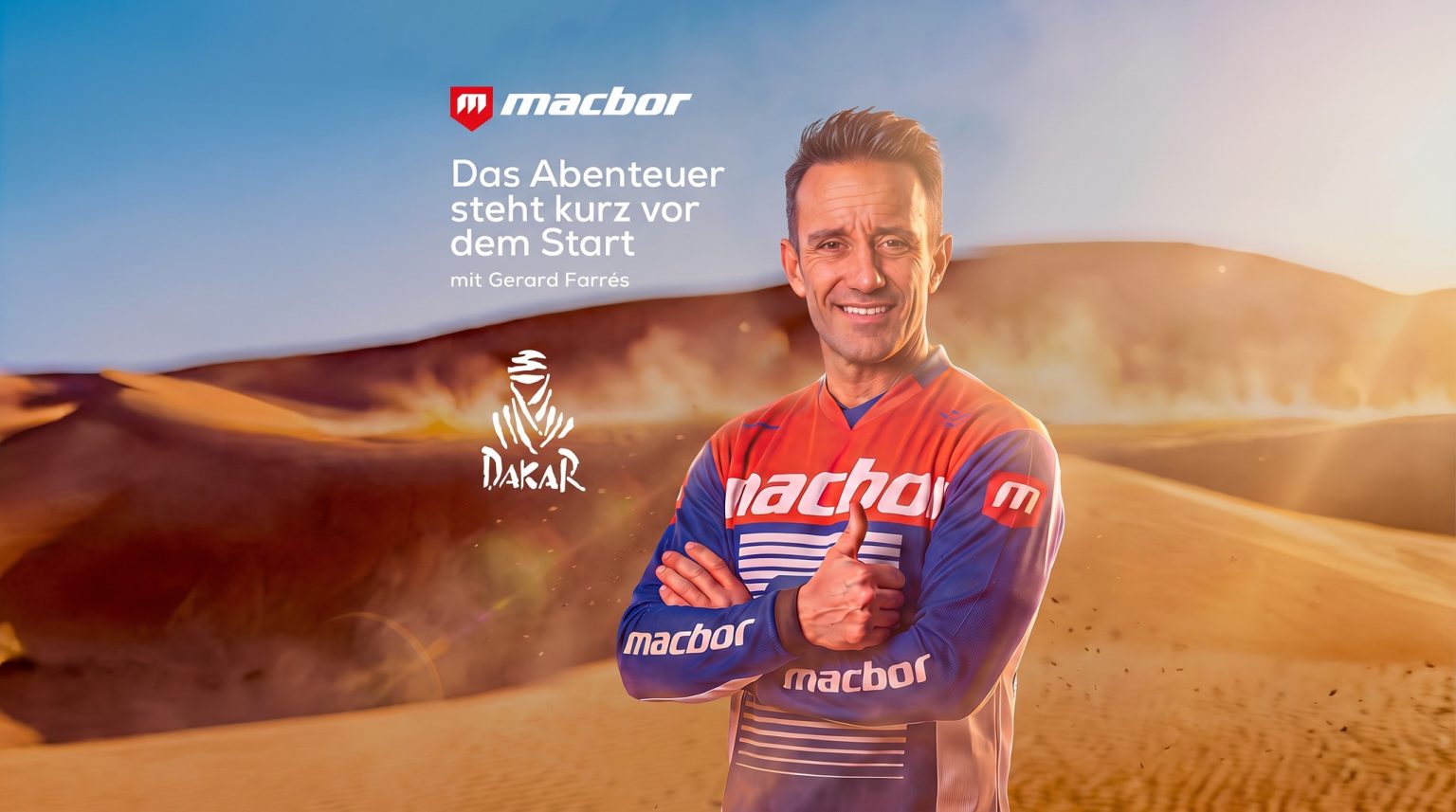 Gerard Farrés im MACBOR-Rallye-Trikot mit erhobenem Daumen vor Sanddünen, Key Visual zum Dakar-Debüt des MACBOR-Teams 2027 im Querformat