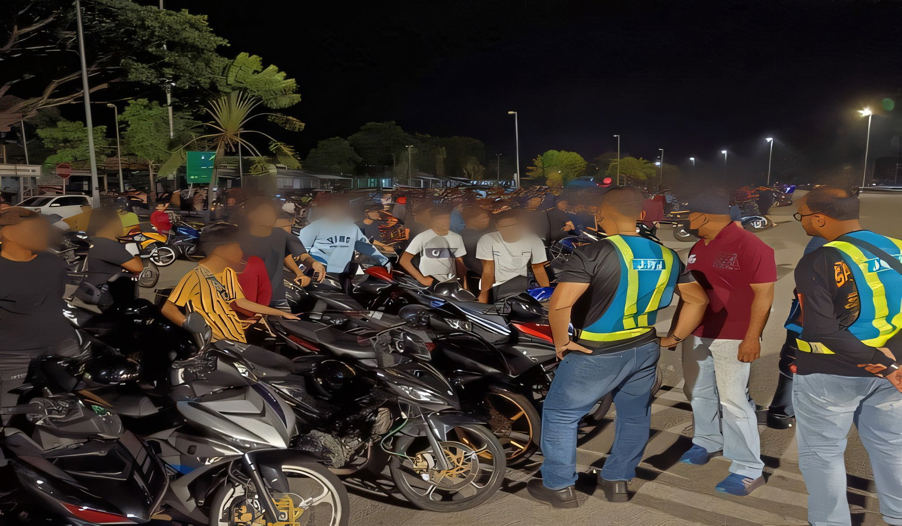 Mat Rempit in Penang: 30 Motorräder kassiert, ab November droht Haft 1 Nächtliche Kontrolle der Verkehrsbehörde JPJ an der Butterworth Outer Ring Road in Penang – Beamte in Warnwesten überprüfen junge Motorradfahrer und ihre Underbone-Motorräder