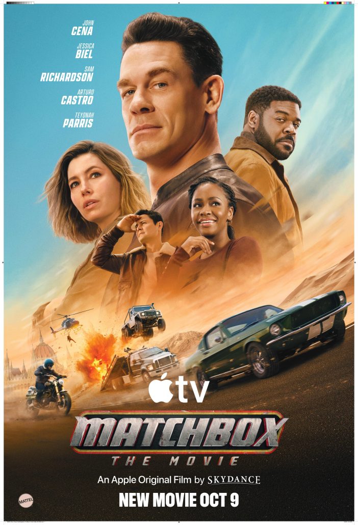 Filmplakat von Matchbox The Movie mit den Hauptdarstellern vor Wüstenkulisse, unten links die Triumph Scrambler 1200 XE in Fahrt neben Mustang, Pick-up und Hubschrauber