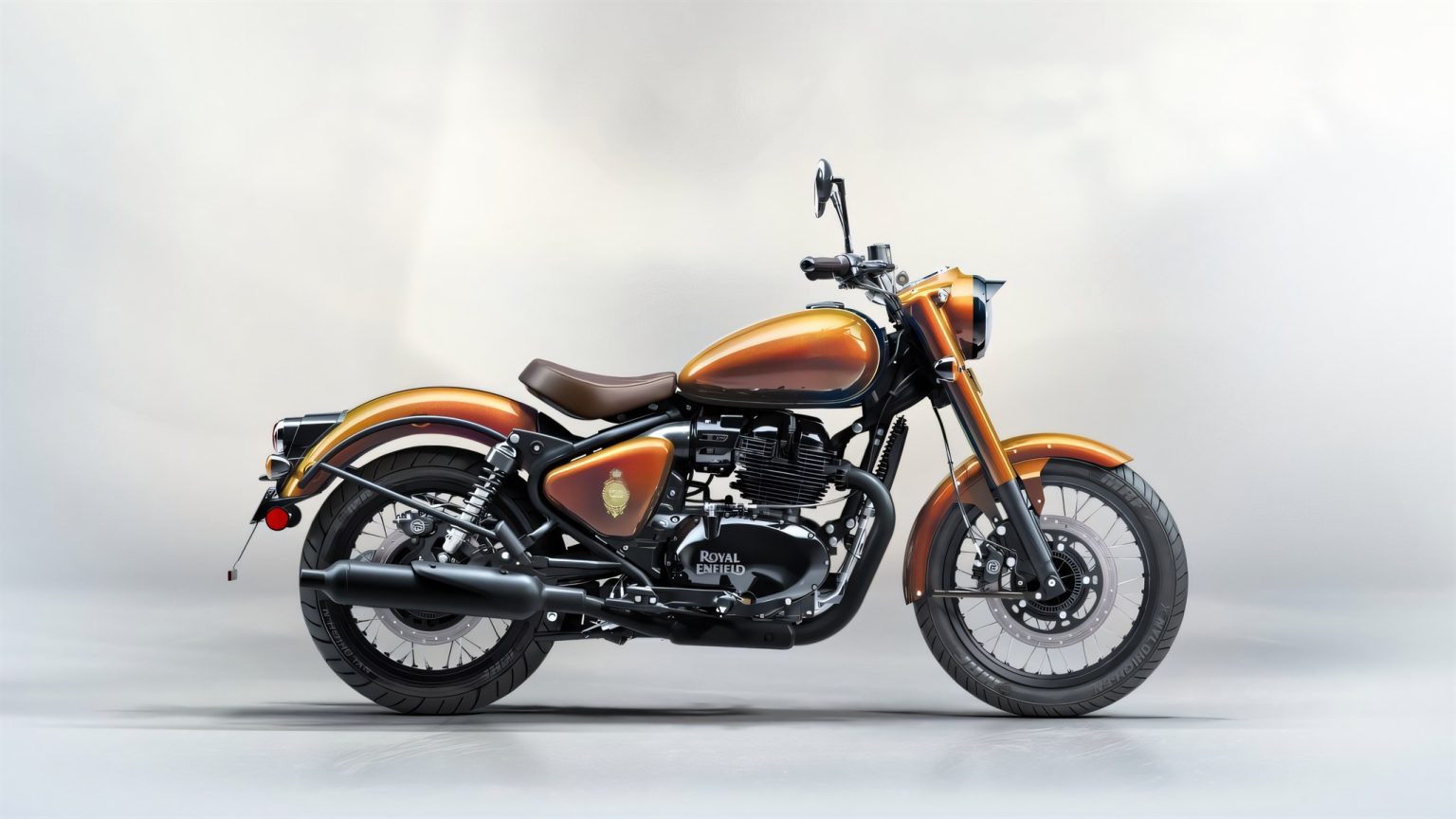 Royal Enfield Classic 650 Hypershift 125th Anniversary Edition 2026 – Seitenansicht von rechts im Studio vor hellem Hintergrund, Hypershift-Lackierung in Rot-Gold mit 125-Jahre-Wappen am Seitendeckel