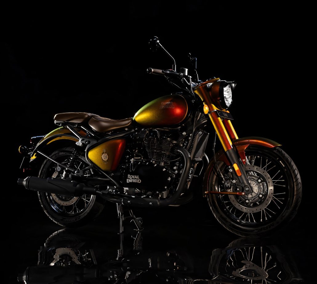 Royal Enfield Classic 650 Hypershift 125th Anniversary Edition 2026 – Dreiviertelansicht von vorne rechts vor schwarzem Hintergrund, Farbwechsel von Grün zu Gold am Tank