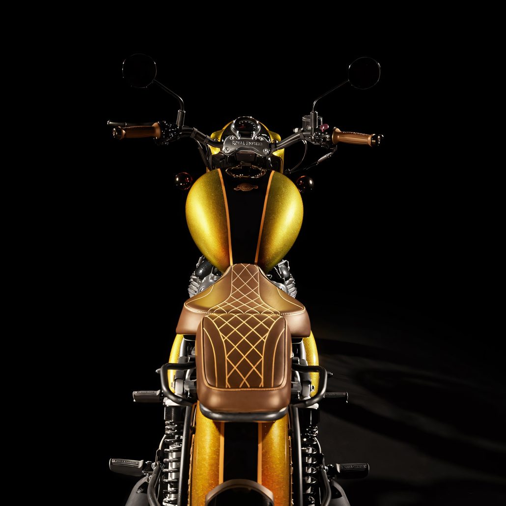 Royal Enfield Classic 650 Hypershift 125th Anniversary Edition 2026 – Draufsicht von oben auf goldenen Tank, braune Steppleder-Sitzbank und Lenker