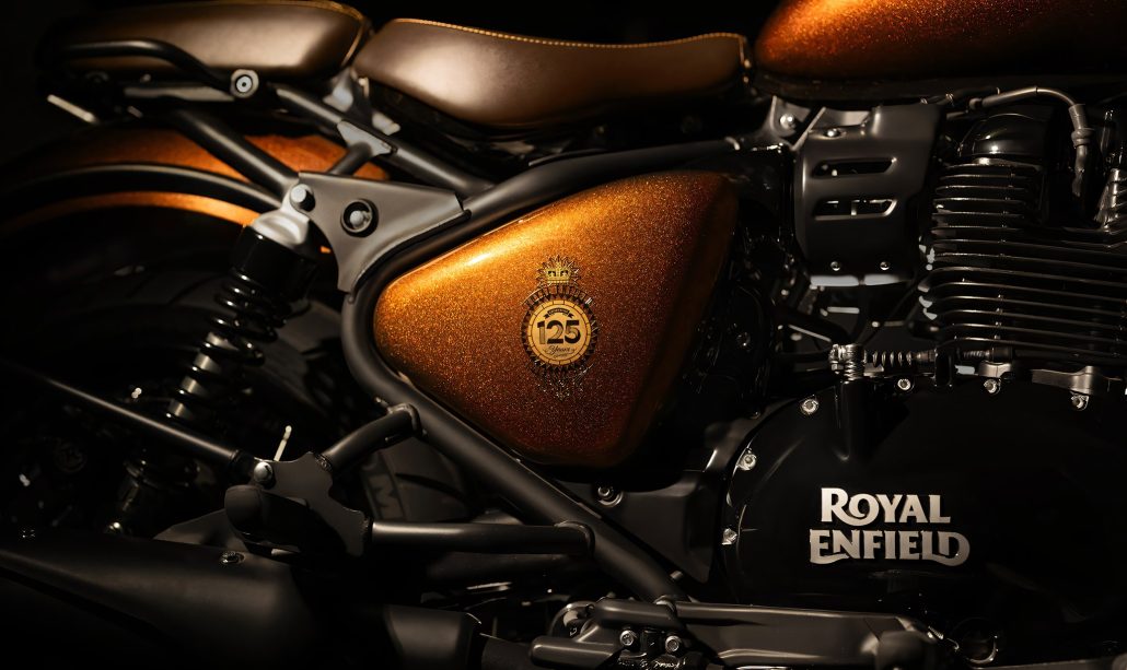 Royal Enfield Classic 650 Hypershift 125th Anniversary Edition 2026 – Seitendetail mit Glitzer-Seitendeckel, 125-Wappen, 648-cm³-Paralleltwin und Royal-Enfield-Schriftzug