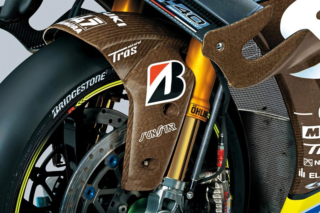 Suzuki GSX-R1000R des Team Suzuki CN Challenge – Detail von vorderem Kotflügel und Seitenverkleidung aus unlackiertem Flachs-Verbundwerkstoff