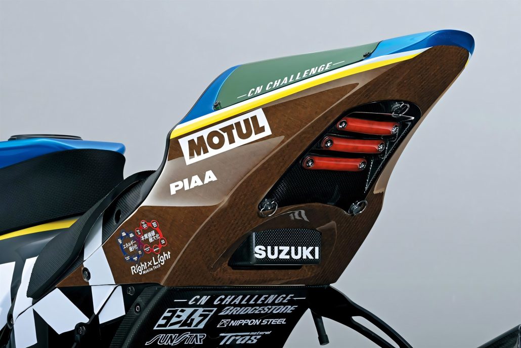 Suzuki GSX-R1000R des Team Suzuki CN Challenge – Heckpartie mit Sitzverkleidung aus unlackiertem Flachs-Verbundwerkstoff