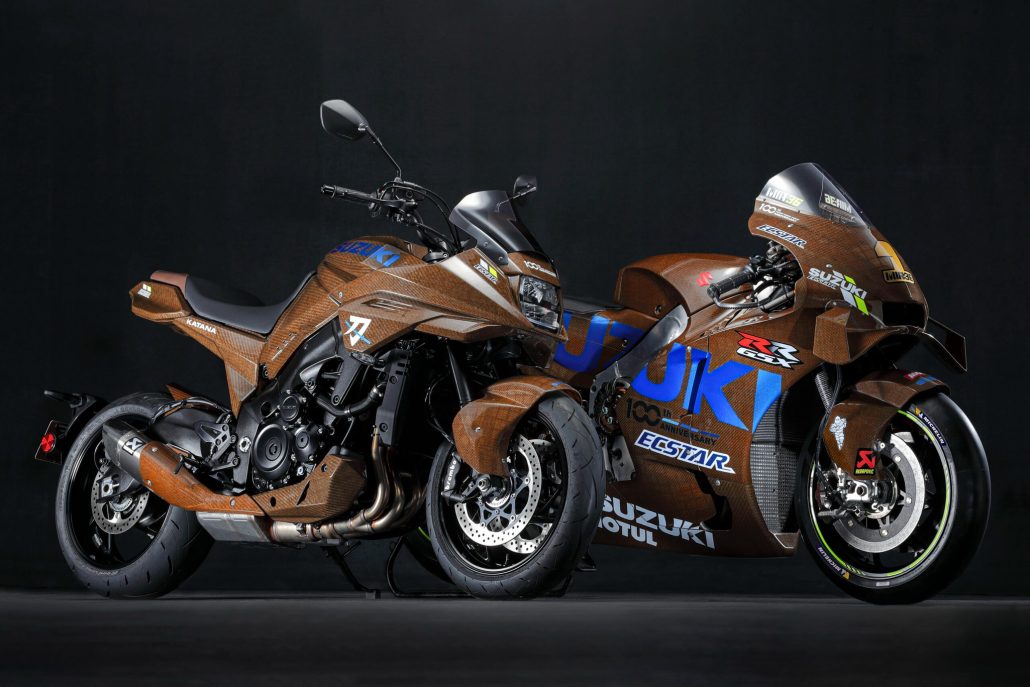 Suzuki Katana und Suzuki GSX-RR mit Verkleidungen aus unlackiertem Flachs-Verbundwerkstoff von Tras vor schwarzem Hintergrund
