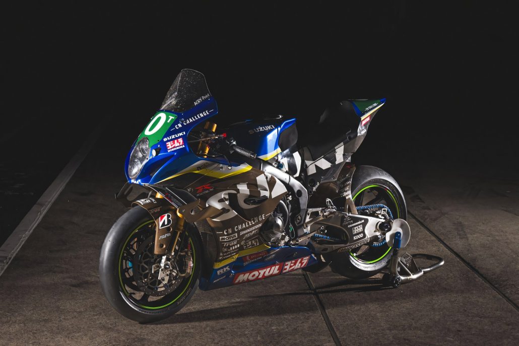 Suzuki GSX-R1000R des Team Suzuki CN Challenge bei den Suzuka 8 Hours 2025 – Dreiviertelansicht von vorne vor schwarzem Hintergrund