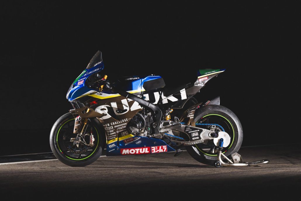 Suzuki GSX-R1000R des Team Suzuki CN Challenge bei den Suzuka 8 Hours 2025 – Seitenansicht vor schwarzem Hintergrund