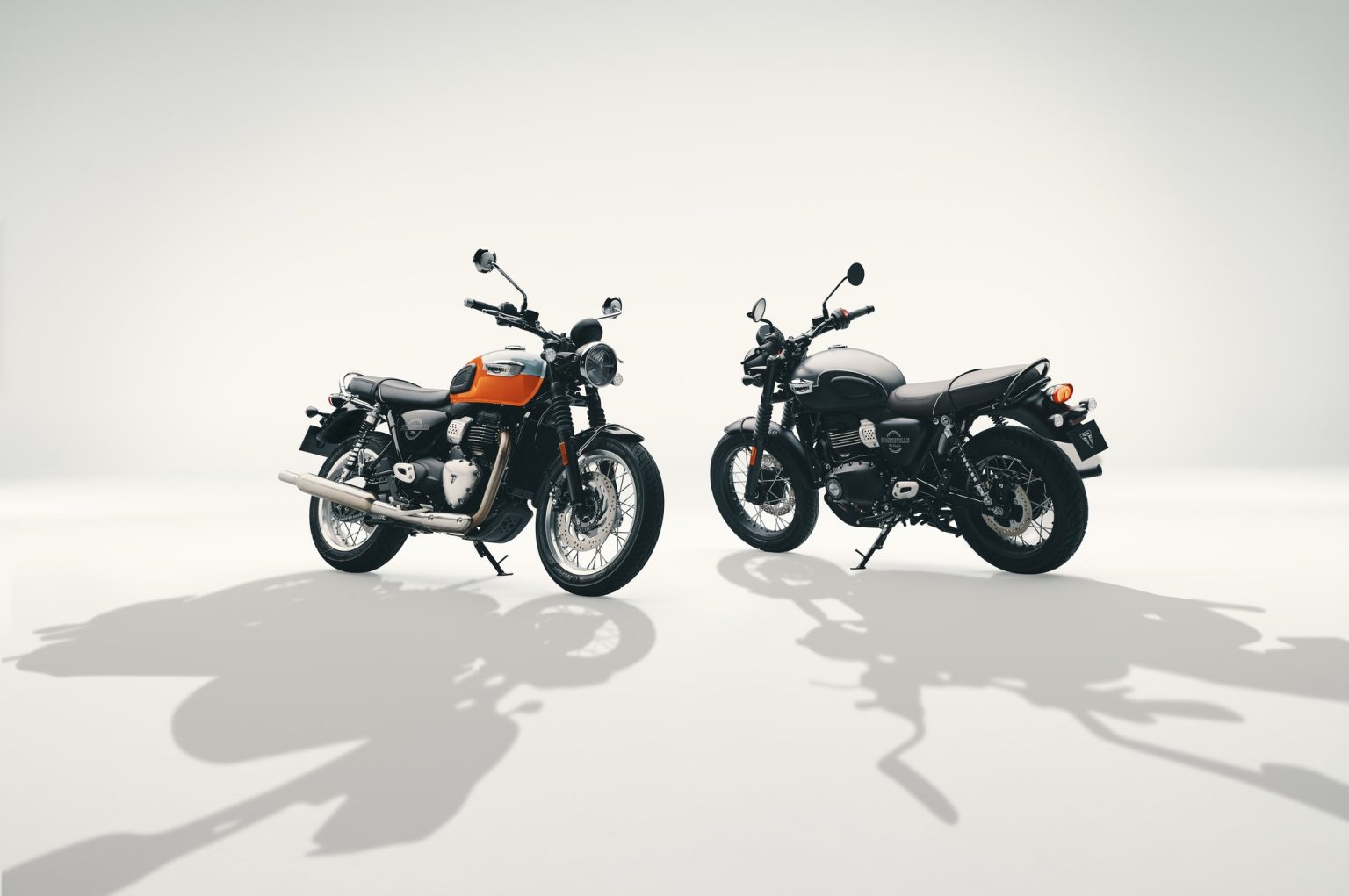 Triumph Bonneville T40: Der Klassiker kommt als A2-Single mit 400 Kubik Triumph Bonneville T40 in Meriden Blue/Tangerine Orange und Bonneville T40 Black in Matt Pewter Grey stehen sich im hellen Fotostudio gegenüber