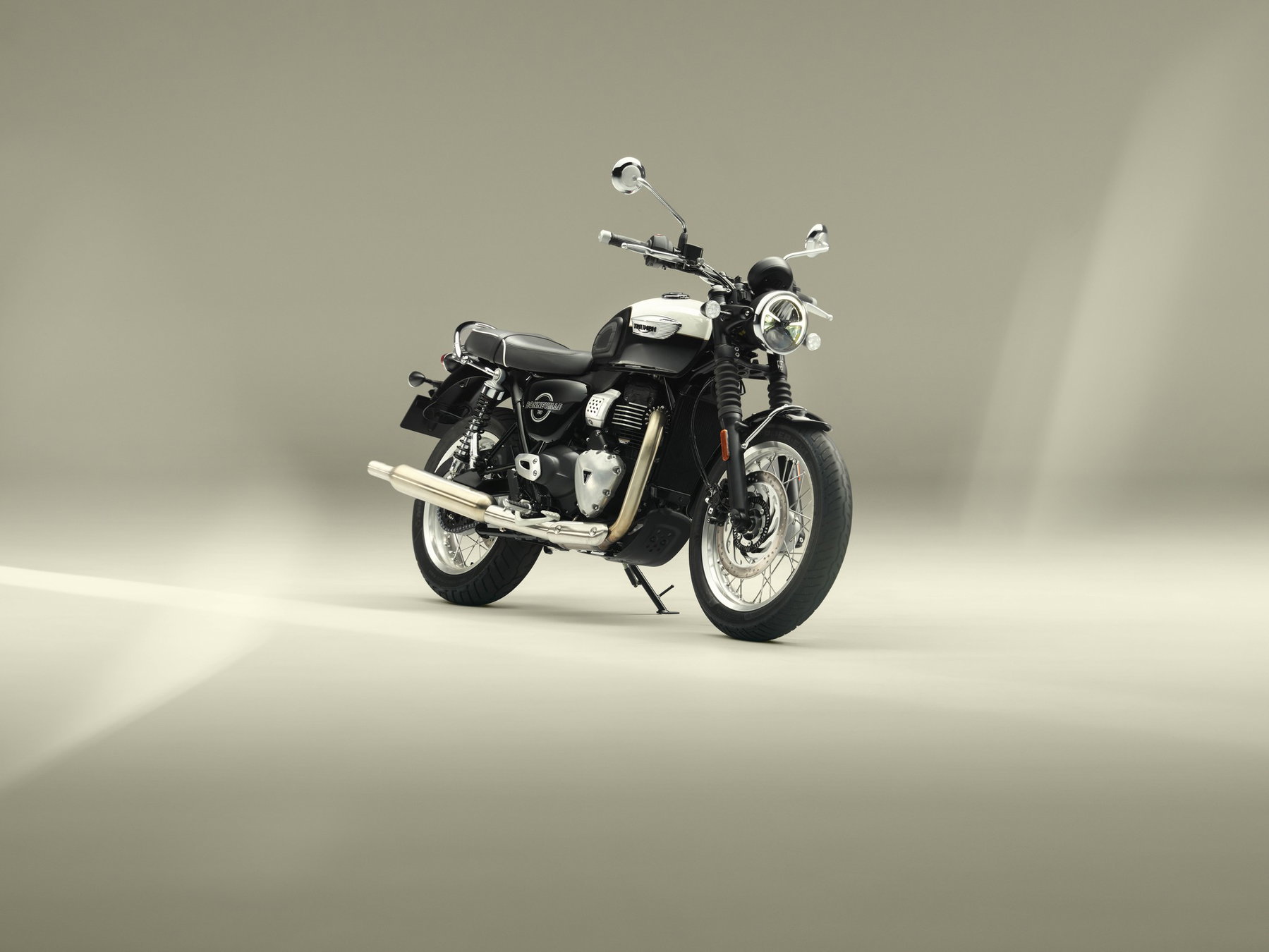 Triumph Bonneville T40: Der Klassiker kommt als A2-Single mit 400 Kubik 6 Triumph Bonneville T40 2027 in New England White/Jet Black schräg von vorn rechts mit Lichtstrahlen im beigen Studio