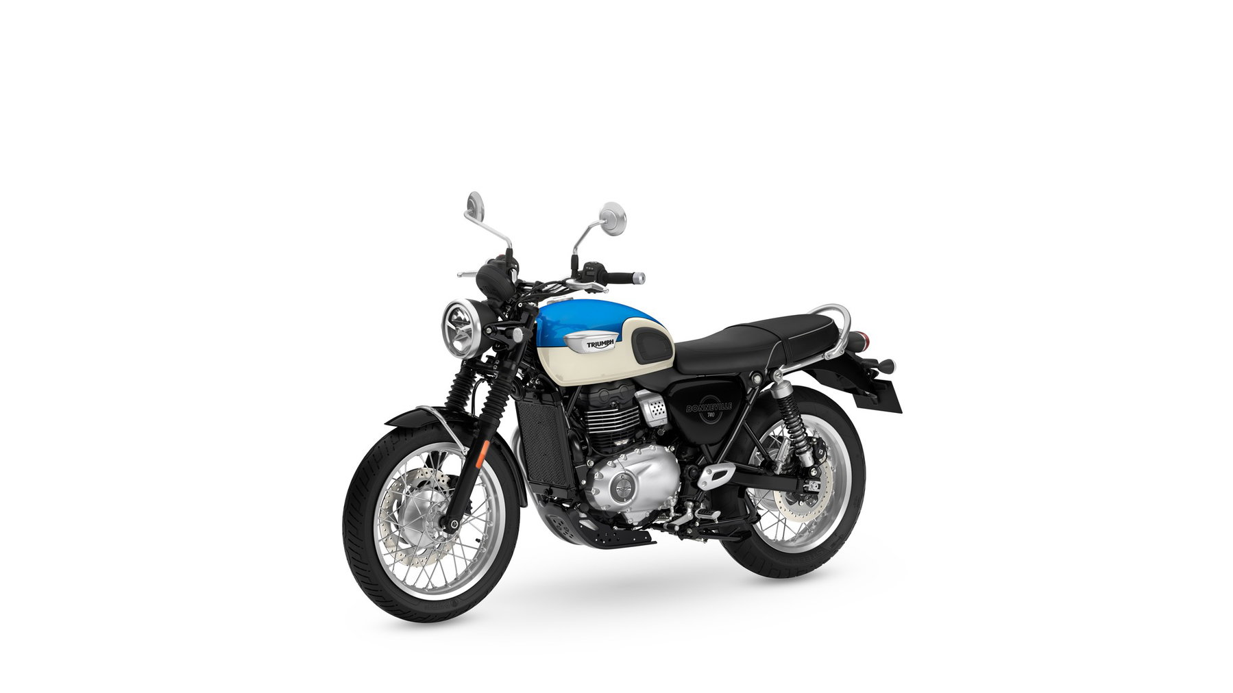 Triumph Neuheiten 2027: Was nach der Bonneville T40 noch kommt 5 Triumph Bonneville T40 2027 in Aegean Blue/Fusion White schräg von vorn links vor weißem Hintergrund, mit blauer Tankoberseite, weißer Tankunterseite und Speichenrädern