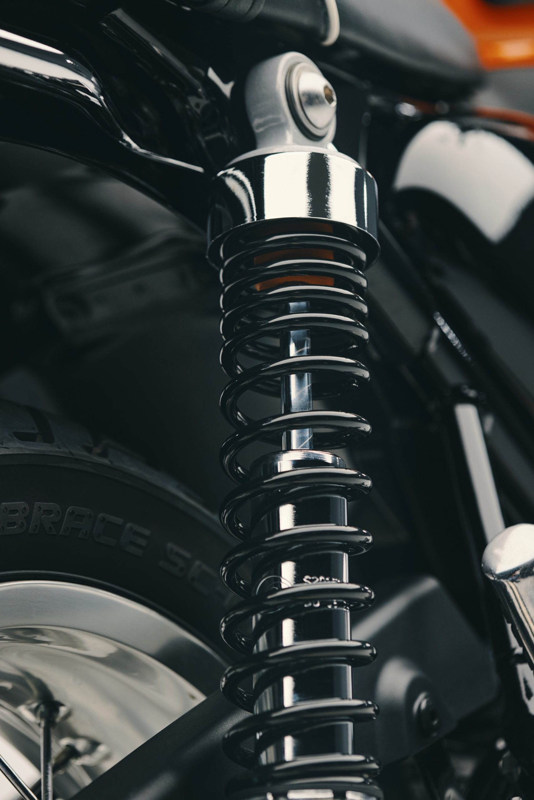 Triumph Bonneville T40: Der Klassiker kommt als A2-Single mit 400 Kubik 5 Verchromtes Federbein der Zwei-Dämpfer-Hinterradaufhängung der Triumph Bonneville T40 2027