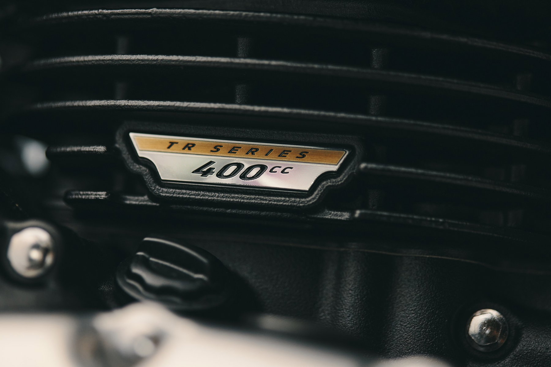 Triumph Bonneville T40: Der Klassiker kommt als A2-Single mit 400 Kubik 4 TR-Series-400-cc-Emblem am Zylinderkopf mit Kühlrippen der Triumph Bonneville T40 2027