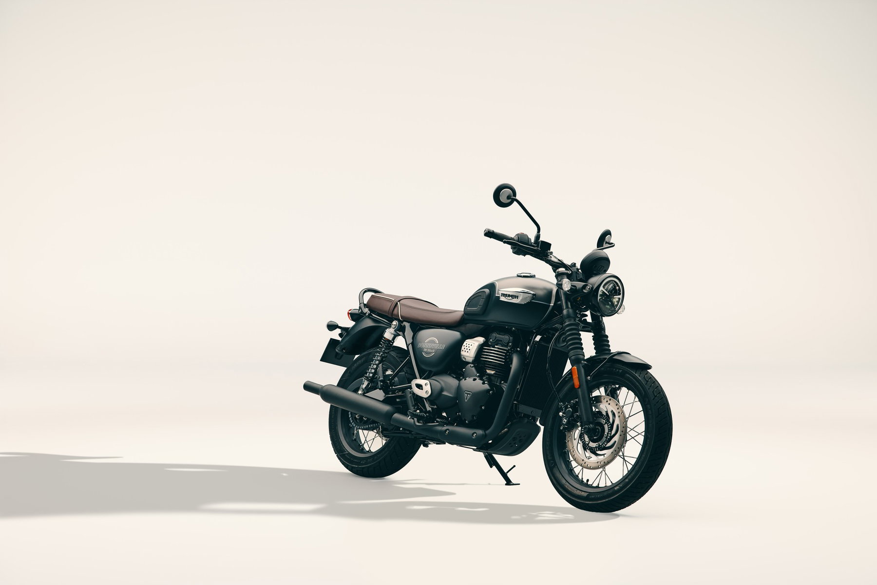 Triumph Bonneville T40: Der Klassiker kommt als A2-Single mit 400 Kubik 7 Triumph Bonneville T40 Black 2027 in Matt Pewter Grey/Matt Phantom Black schräg von vorn rechts im hellen Fotostudio