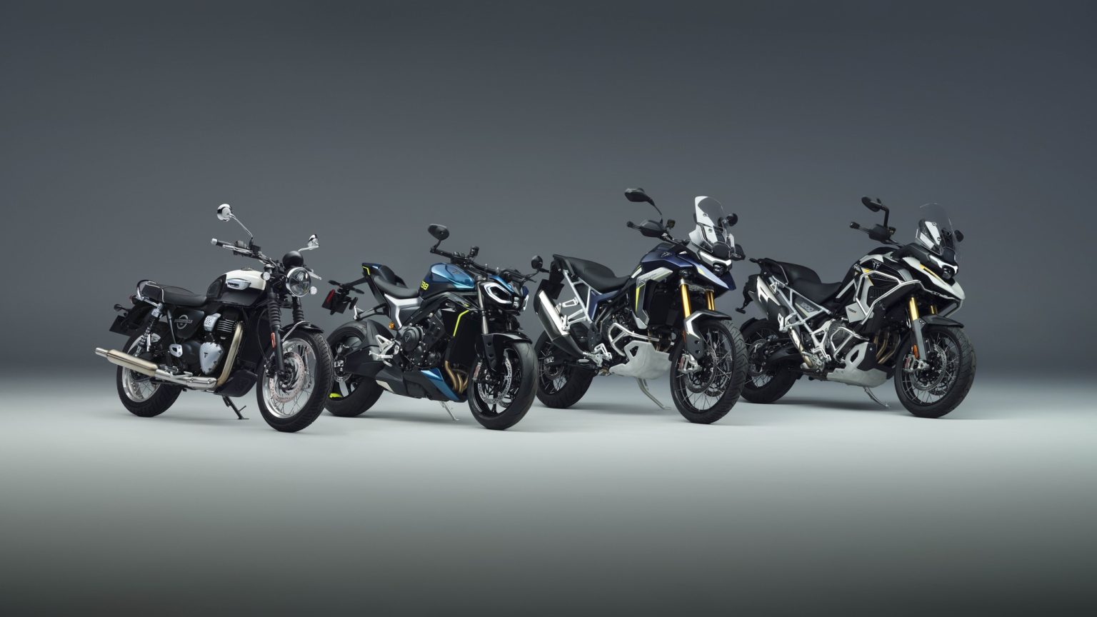 Triumph Neuheiten 2027: Was nach der Bonneville T40 noch kommt Die vier neuen Triumph-Modelle für 2027 nebeneinander im Studio: Bonneville T40, Street Triple 798 RS, Tiger 900 Rally Pro und Tiger 1200 Rally Explorer