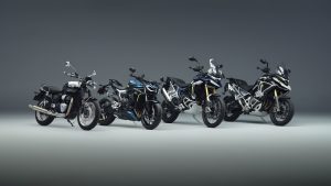 Die vier neuen Triumph-Modelle für 2027 nebeneinander im Studio: Bonneville T40, Street Triple 798 RS, Tiger 900 Rally Pro und Tiger 1200 Rally Explorer