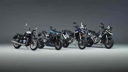 Die vier neuen Triumph-Modelle für 2027 nebeneinander im Studio: Bonneville T40, Street Triple 798 RS, Tiger 900 Rally Pro und Tiger 1200 Rally Explorer