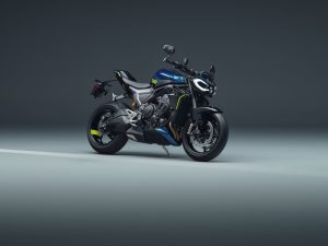Neue Triumph Street Triple 798 RS 2027 schräg von vorn rechts im grauen Fotostudio, mit markantem LED-Scheinwerfer und gelben Akzenten