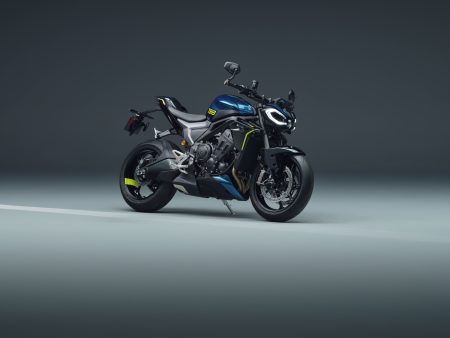 Neue Triumph Street Triple 798 RS 2027 schräg von vorn rechts im grauen Fotostudio, mit markantem LED-Scheinwerfer und gelben Akzenten