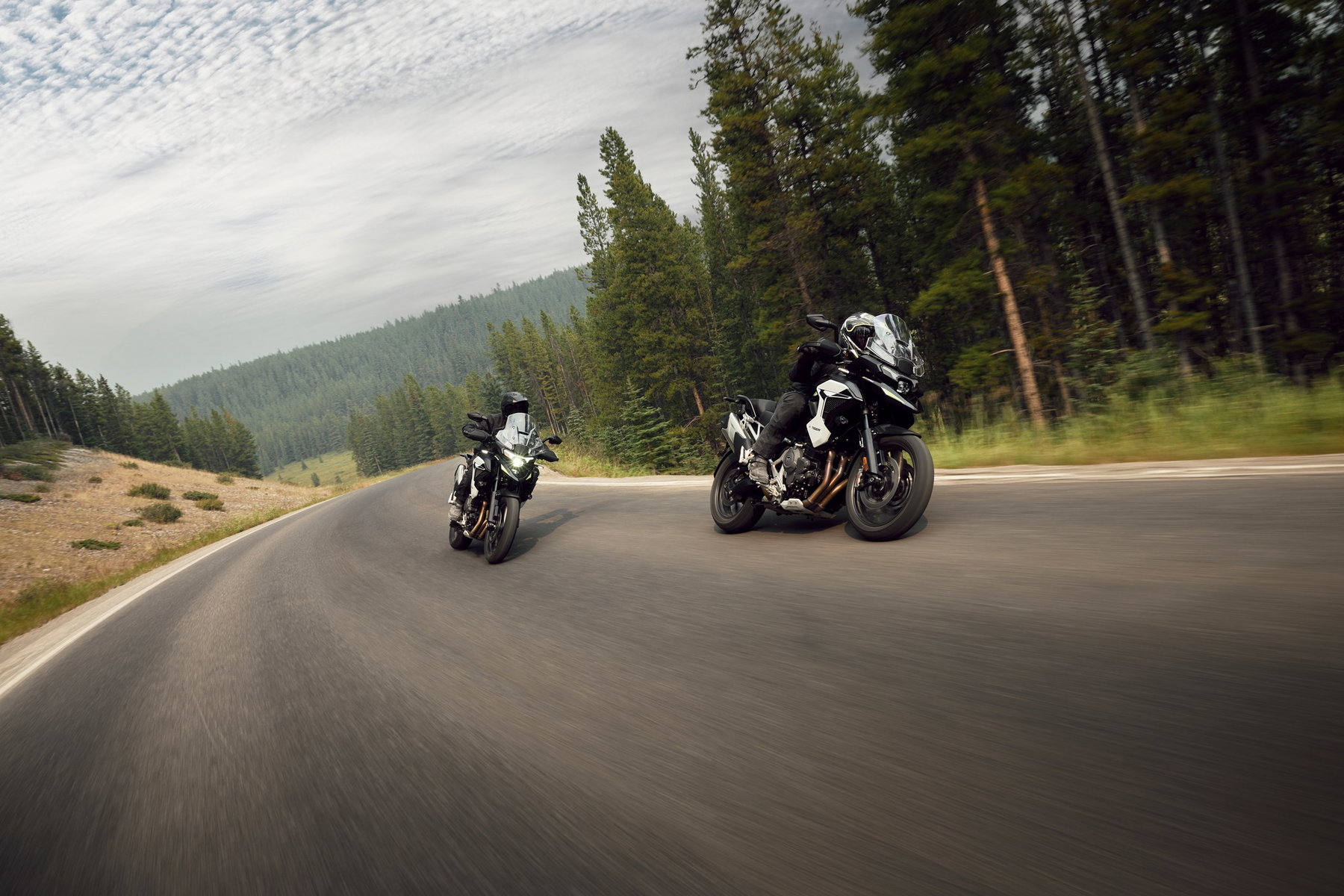 New Triumph Tiger 1200: Why the Rally Now Also Runs a 19-Inch Front Wheel 2 Triumph Tiger 1200 GT Pro 2027 – zwei Tiger 1200 GT Pro in der Kurve einer Bergstraße