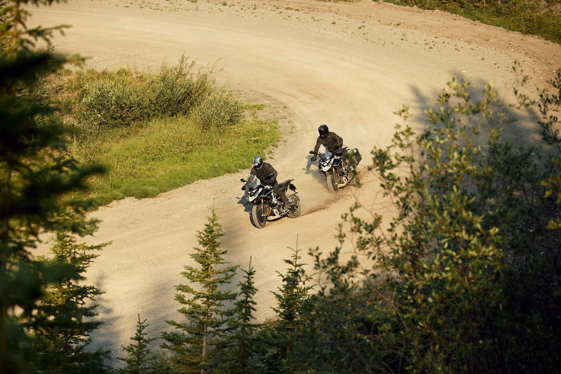 New Triumph Tiger 1200: Why the Rally Now Also Runs a 19-Inch Front Wheel 1 Triumph Tiger 1200 Rally Explorer 2027 – zwei Tiger 1200 Rally Explorer auf einer Schotterkurve, von oben fotografiert