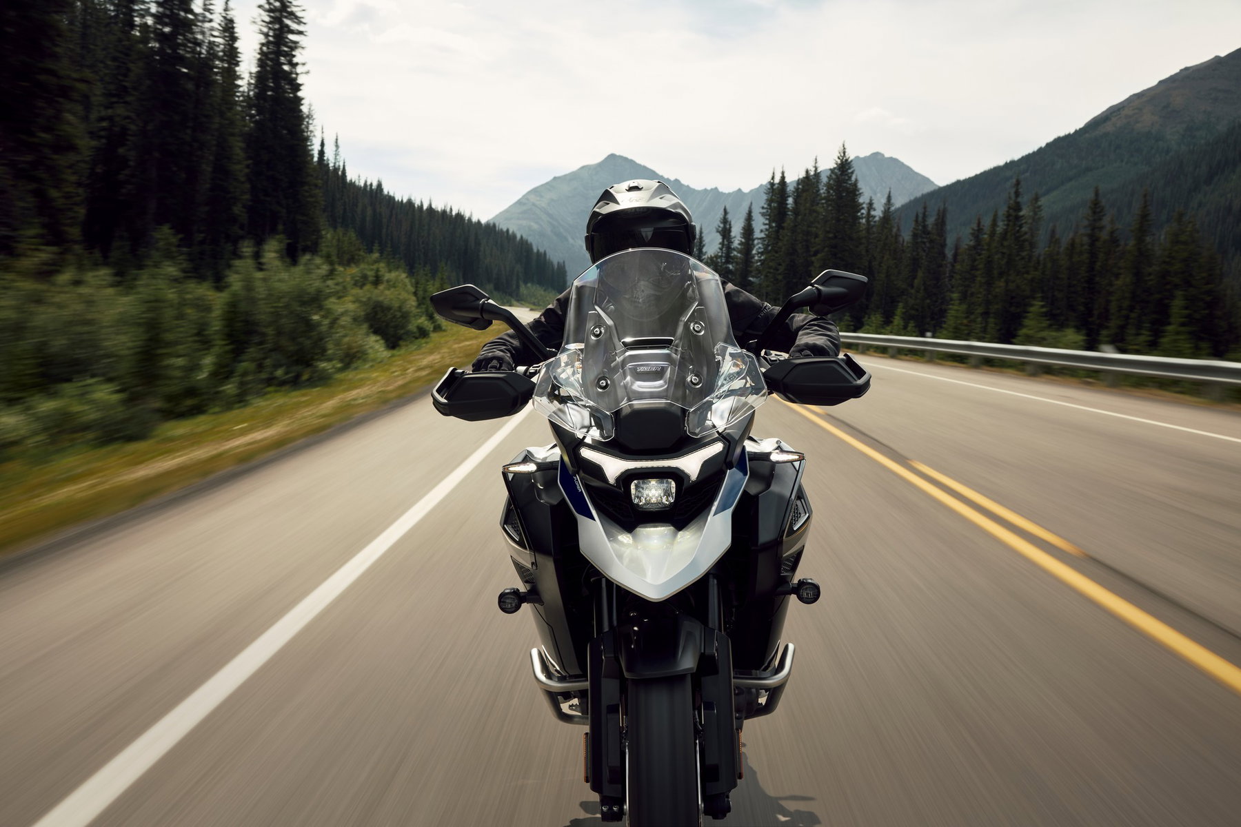 New Triumph Tiger 1200: Why the Rally Now Also Runs a 19-Inch Front Wheel 3 Triumph Tiger 1200 GT Explorer 2027 – in Aluminiumsilber/Pazifikblau frontal mit LED-Projektionsscheinwerfer