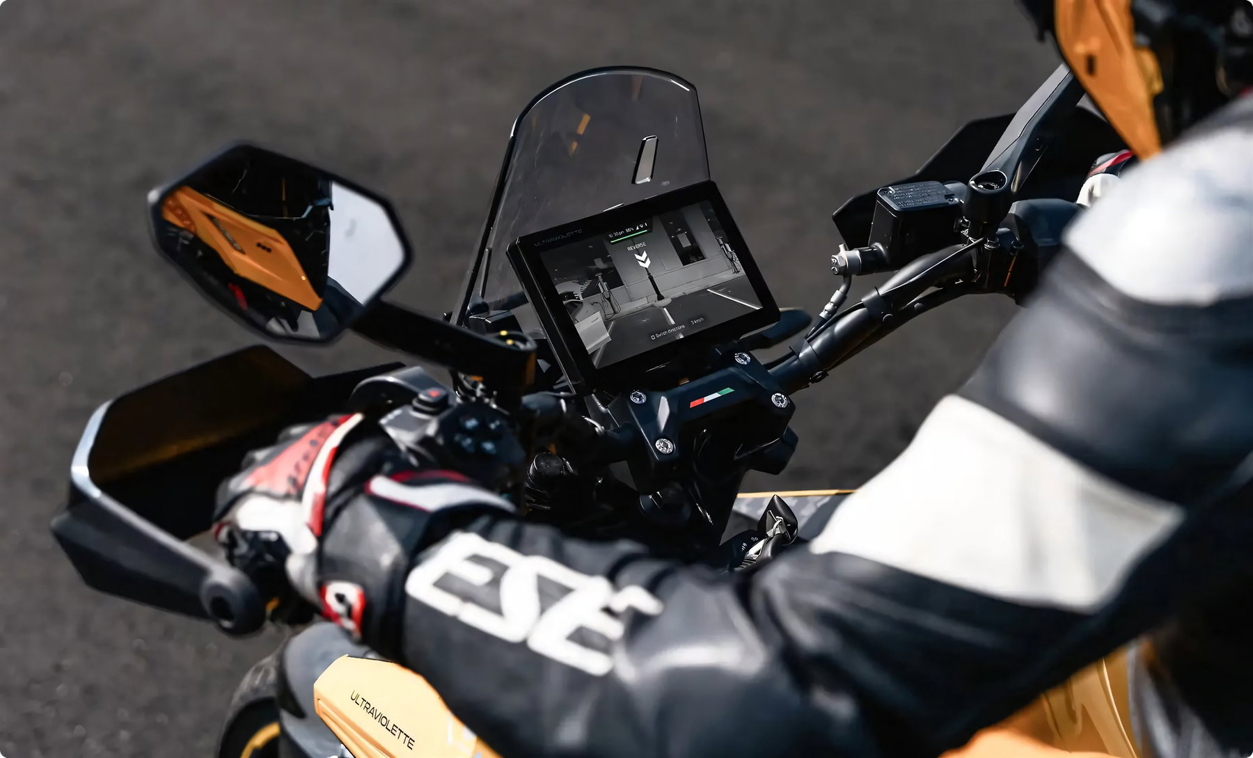 Ultraviolette X-47 Venom 2026 – 7-Zoll-Touchscreen mit Turn-by-Turn-Navigation, im Vordergrund der Handschuh des Fahrers