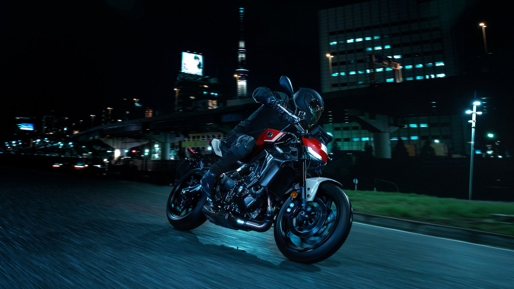 Yamaha 2027: New Colours for the Road, New Technology for the Dirt 1 Yamaha MT-09 2027 – in Redline bei Nacht in der Stadt