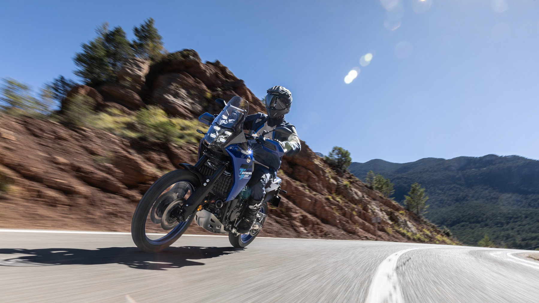 Yamaha 2027: New Colours for the Road, New Technology for the Dirt 4 Yamaha Ténéré 700 2027 – in Icon Blue in Schräglage auf einer Bergstraße