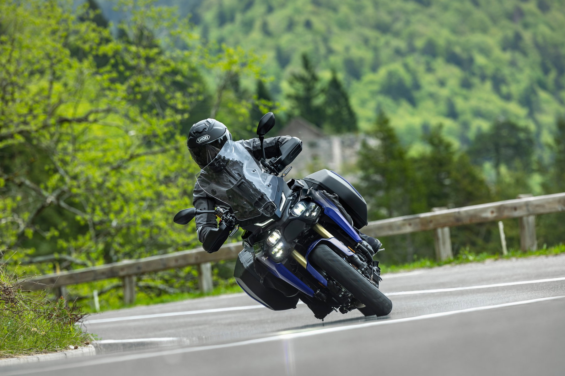 Yamaha 2027: New Colours for the Road, New Technology for the Dirt 6 Yamaha Tracer 9 GT+ 2027 – in Galaxy Blue in starker Schräglage auf einer Bergstraße