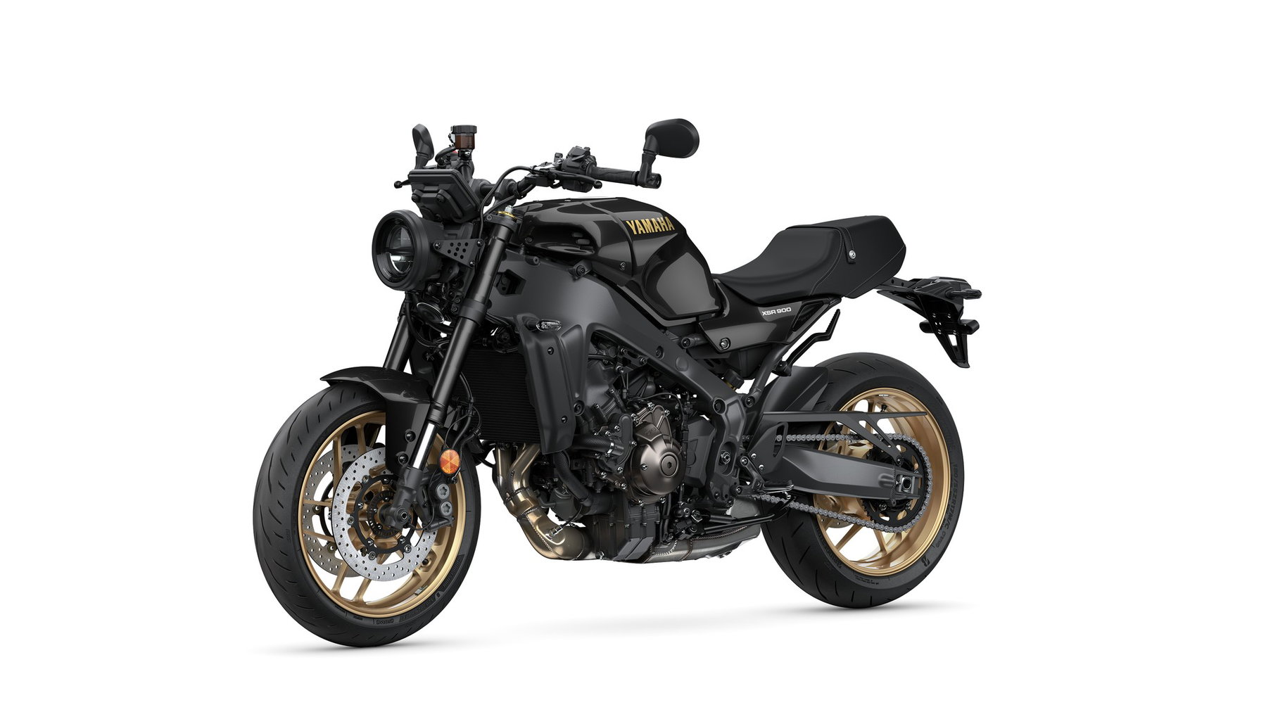 Yamaha XSR900 2027: Pink wie die YZF 750R, technisch bleibt alles gleich 6 Yamaha XSR900 2027 – Studioaufnahme schräg von vorne links in Midnight Black mit goldenen Felgen