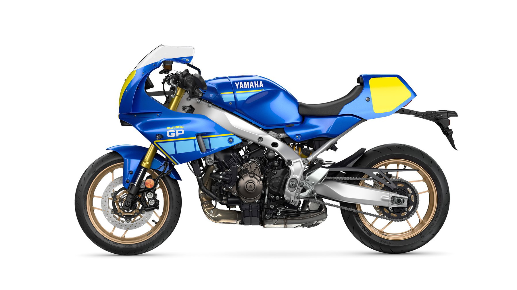 Yamaha XSR900 GP 2027 – Studioaufnahme Seitenansicht links in Legend Blue mit hellblauen Speedblocks und gelben Streifen