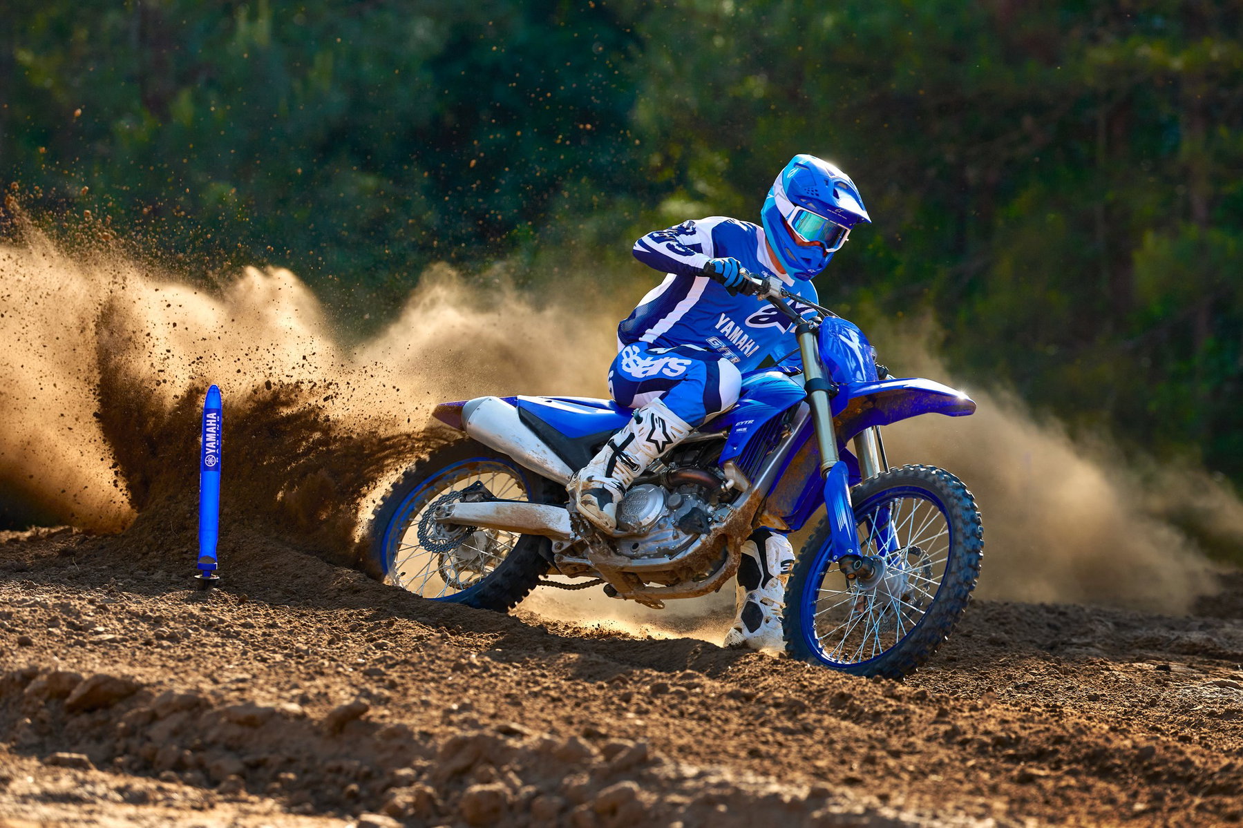 Yamaha 2027: New Colours for the Road, New Technology for the Dirt 5 Yamaha YZ250F 2027 – in Icon Blue beim Driften in einer Motocross-Kurve