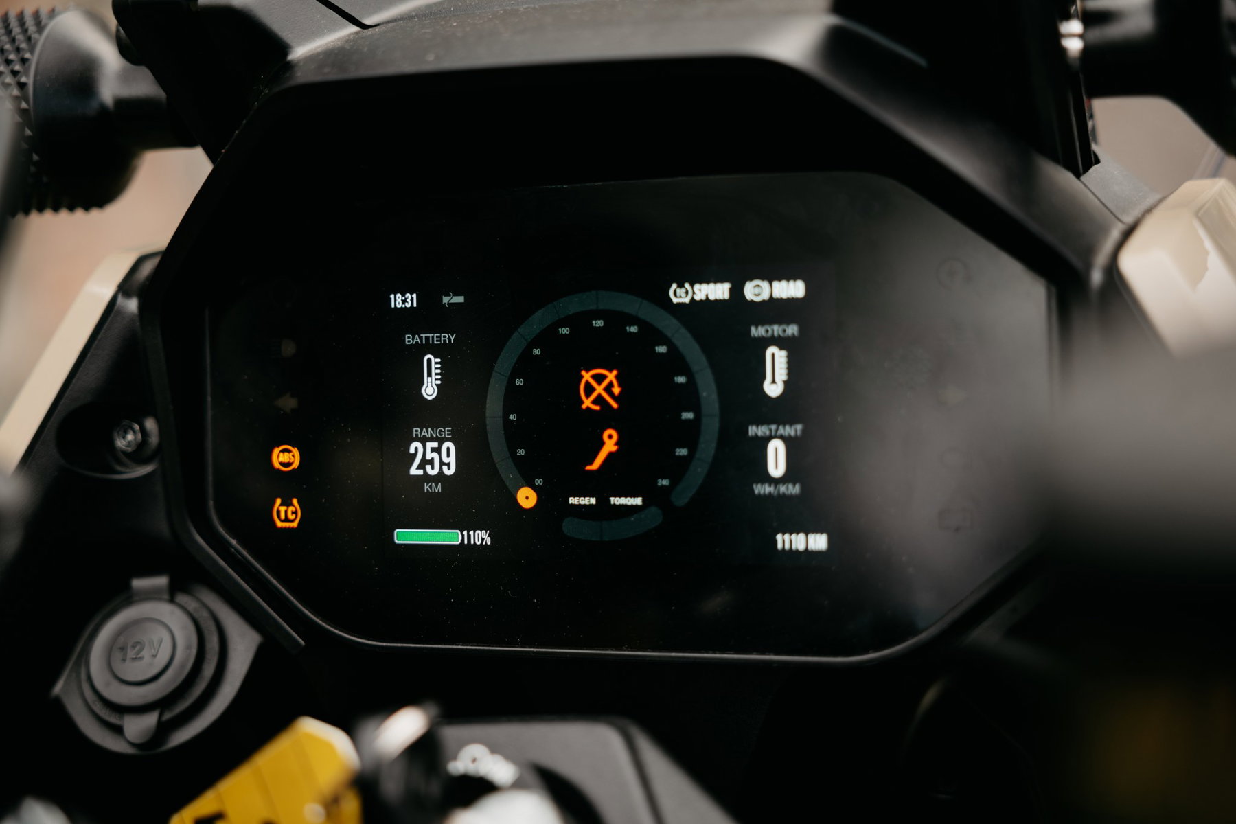 Zero DS fährt 436,5 km mit einer Ladung: So kam der Weltrekord zustande 1 TFT-Display der Zero DS beim Start der Rekordfahrt mit voll geladener Batterie und angezeigter Reichweite