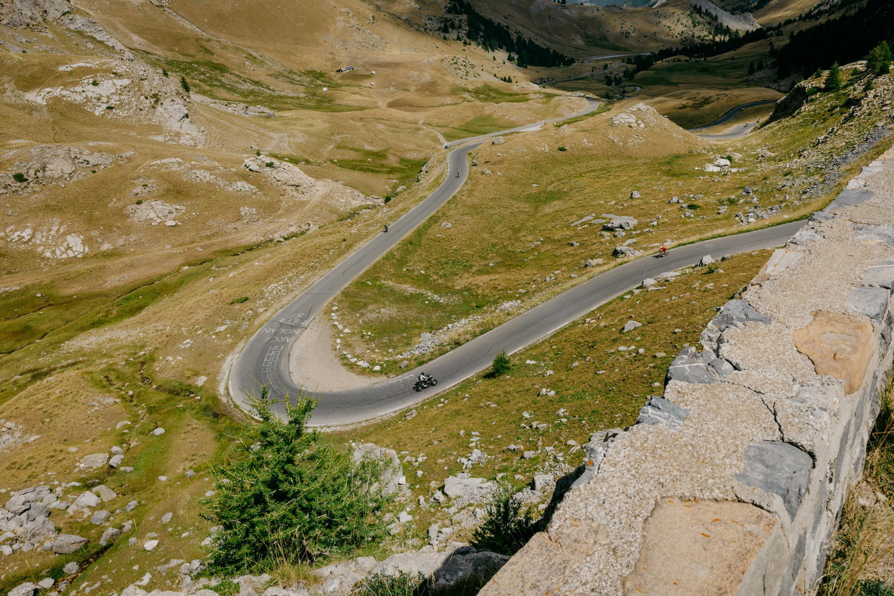 Zero DS fährt 436,5 km mit einer Ladung: So kam der Weltrekord zustande 4 Blick von oben auf eine Serpentinenstraße am Alpenpass, auf der die Zero-Elektromotorräder bergab fahren