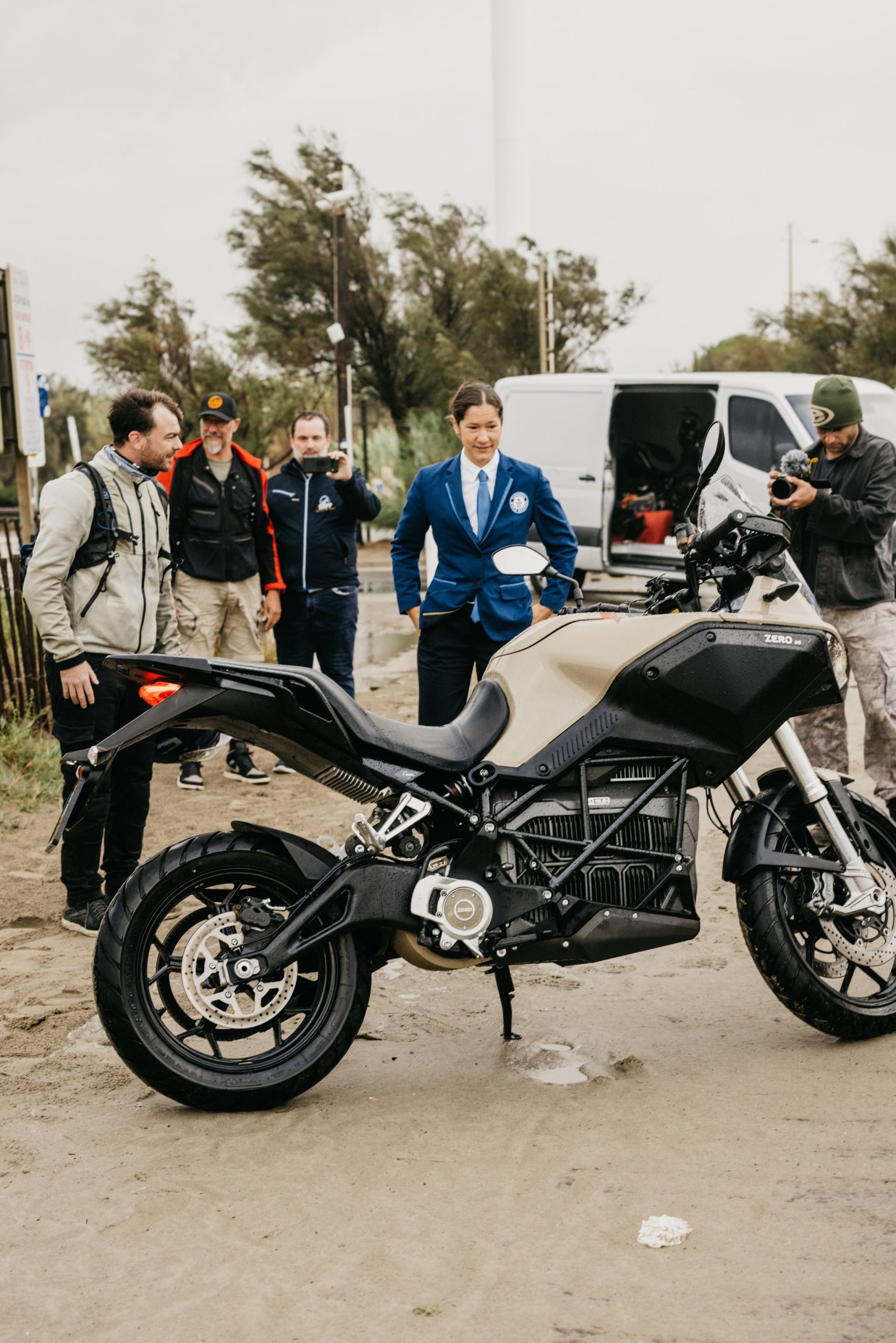 Zero DS fährt 436,5 km mit einer Ladung: So kam der Weltrekord zustande 8 Die Schiedsrichterin von Guinness World Records im blauen Blazer begutachtet die Zero DS am Ziel, umgeben vom Team