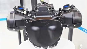 ZXMoto Boxer-Prototyp 1000 ccm – realer Zweizylinder-Boxer in Schwarz von vorn mit großem Frontdeckel, Messestand CIMA 2026 in Chongqing