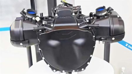 ZXMoto Boxer-Prototyp 1000 ccm – realer Zweizylinder-Boxer in Schwarz von vorn mit großem Frontdeckel, Messestand CIMA 2026 in Chongqing
