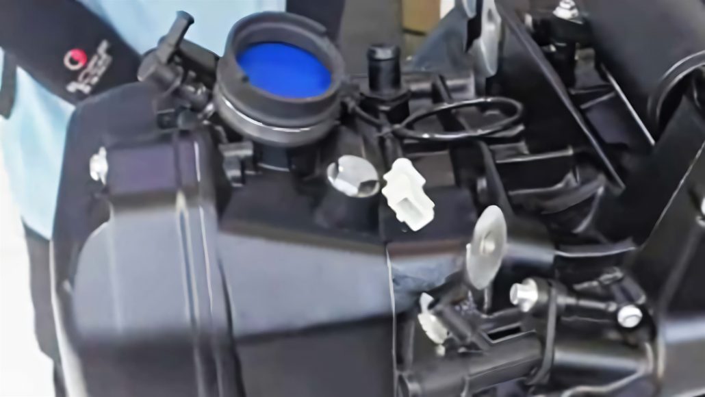 ZXMoto shows real boxer prototype: How much BMW is in the Chinese twin 1 ZXMoto Boxer-Prototyp 1000 ccm – Detail der Motoroberseite mit Ansaugöffnung (blaue Schutzkappe) und Steckverbindern, CIMA 2026