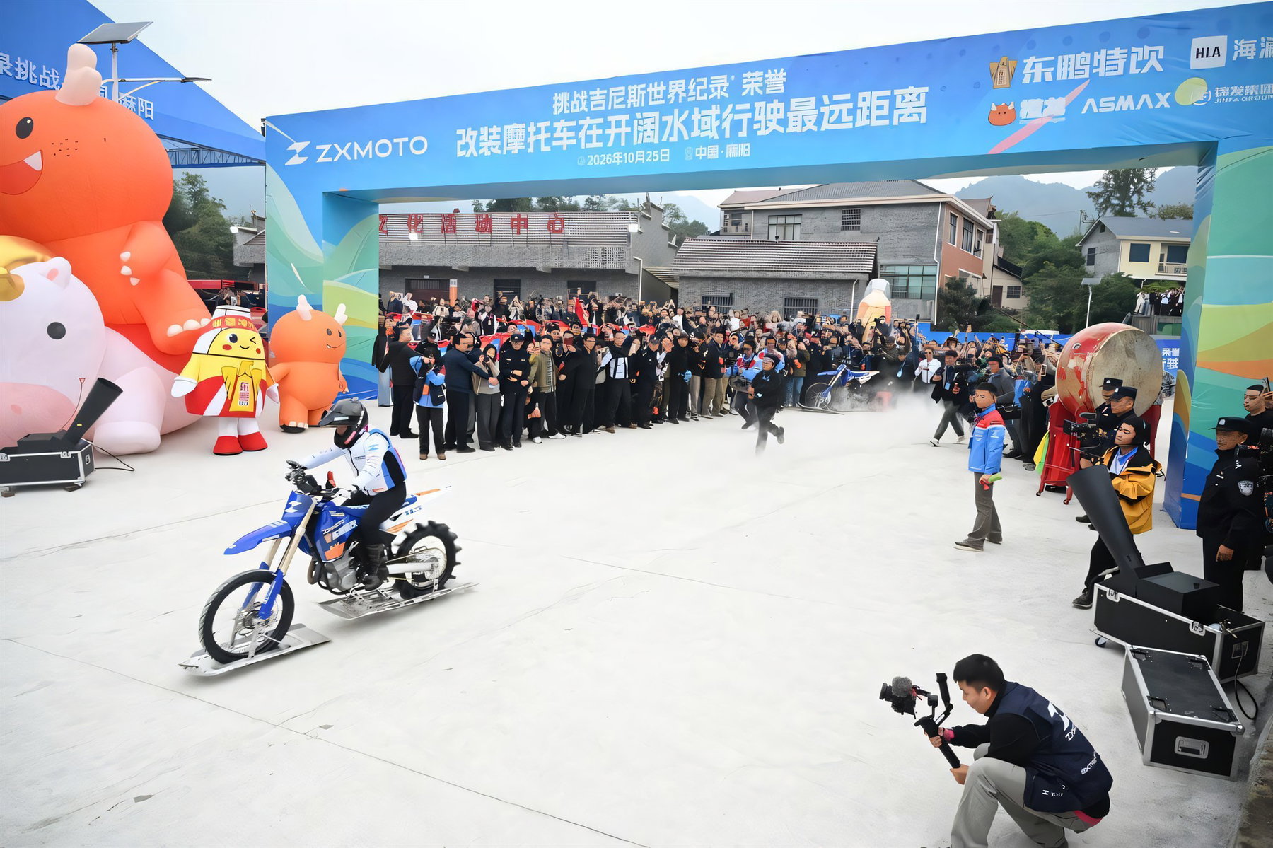 ZXMoto MX450 Weltrekord 2026 – Zhang Xue startet mit der blauen ZXMoto MX450 mit Stahlkufen an Land unter dem Start-Bogen, umringt von Zuschauern und Kamerateam