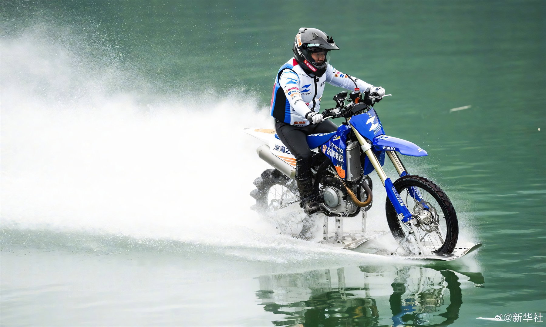 ZXMoto MX450 Weltrekord 2026 – Umgebaute ZXMoto MX450 mit Schaufelrad am Heck und Stahlkufen in voller Fahrt über das Wasser, Zhang Xue im blau-weißen Fahreranzug