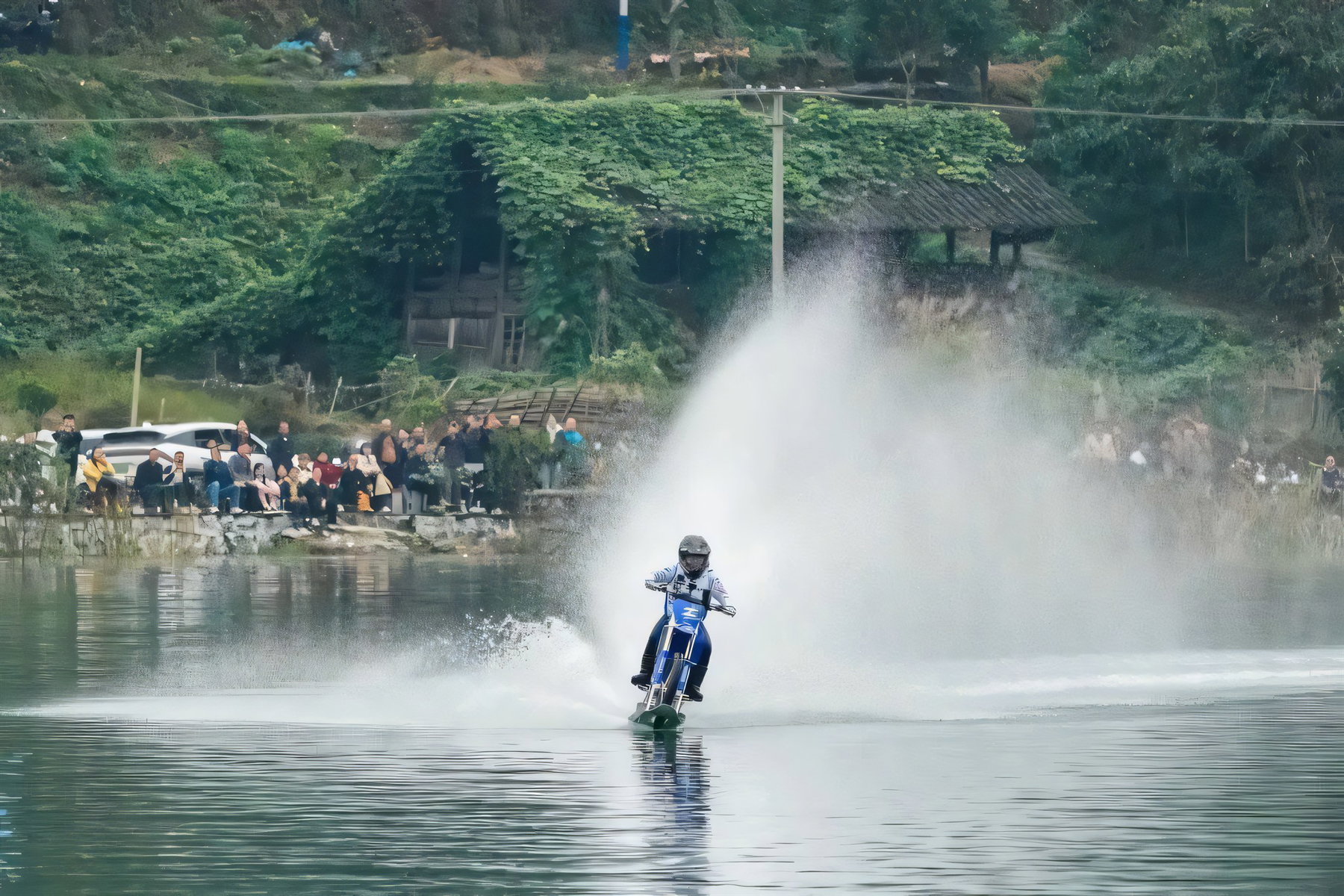 ZXMoto MX450 Weltrekord 2026 – ZXMoto MX450 zieht eine meterhohe Wasserfontäne hinter sich her, am Ufer verfolgen Zuschauer die Rekordfahrt